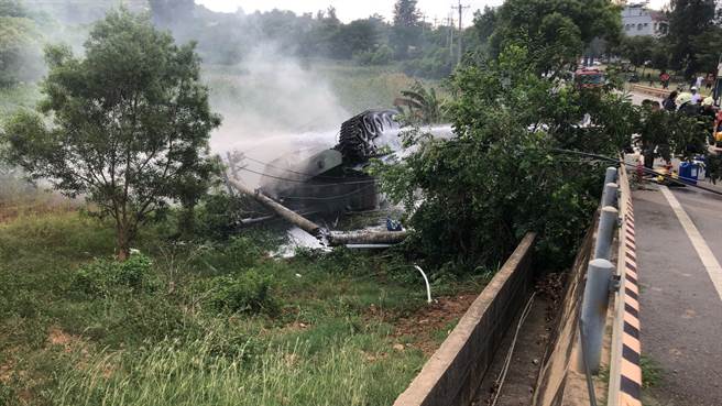 金防部演训重大意外，战车翻覆边坡起火士官兵1死1重伤。(民眾提供/李金生金门传真)