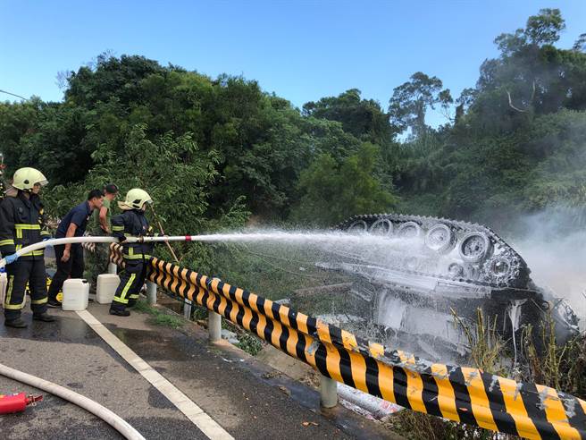 金防部演训重大意外，战车翻覆边坡起火士官兵1死1重伤。(民眾提供/李金生金门传真)