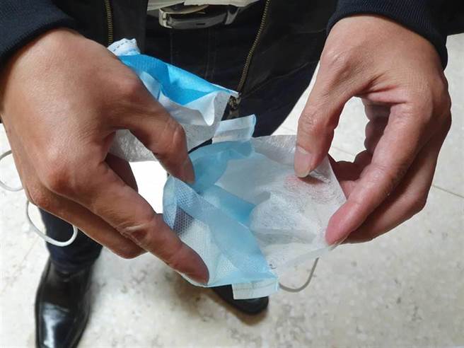 有民眾今年5月在新北市超商购买实名制口罩，其中一包口罩异常透光，剪开来发现竟少了中间熔喷不织布夹层。（民眾提供／许哲瑗新北传真）