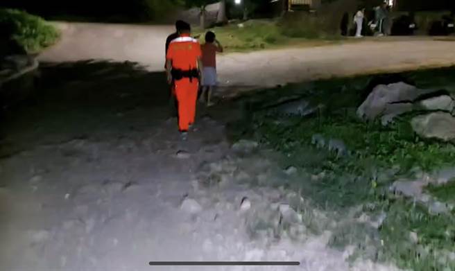 警方將女子送回家(圖/翻攝海巡署)