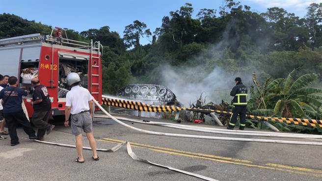 小金門M41A3戰車翻覆起火1死1傷，疑下坡勾倒電線桿。(民眾提供/李金生傳真)