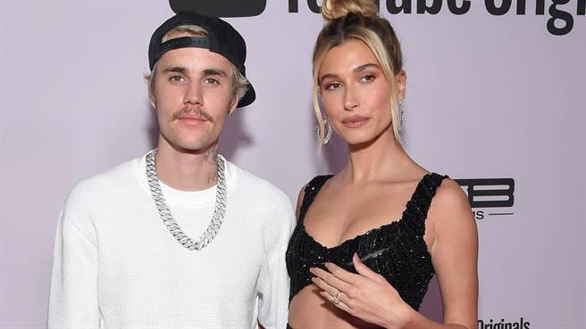 小贾斯汀偕171cm辣妻「上半身脱光」抚胸滚床引暴动（图／shutterstock）