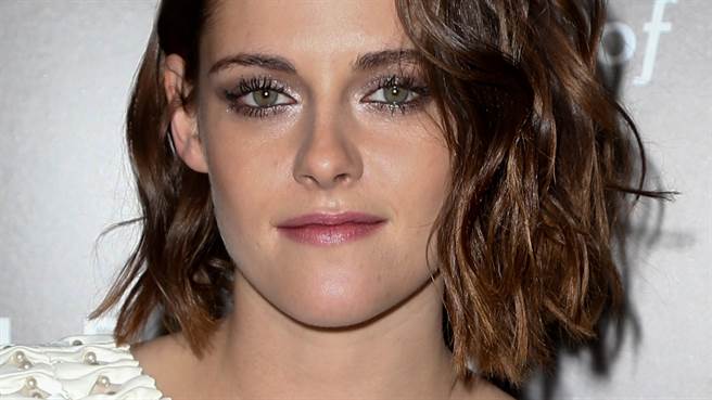 《暮光女》克莉丝汀史都华(Kristen Stewart)西外里没穿「中门大开」泄东西双球（图／shutterstock）