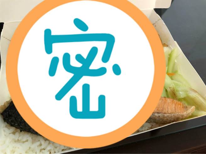有民眾购买100元的鲑鱼便当，却不知道到底有没有买贵。鲑鱼便当菜色曝光后网友直呼超佛！(摘自PTT)
