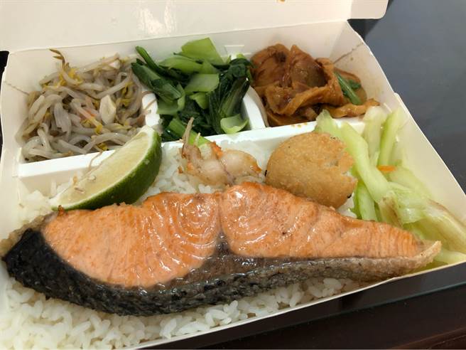 有民眾购买100元的鲑鱼便当，却不知道到底有没有买贵。鲑鱼便当菜色曝光后网友直呼超佛！(摘自PTT)
