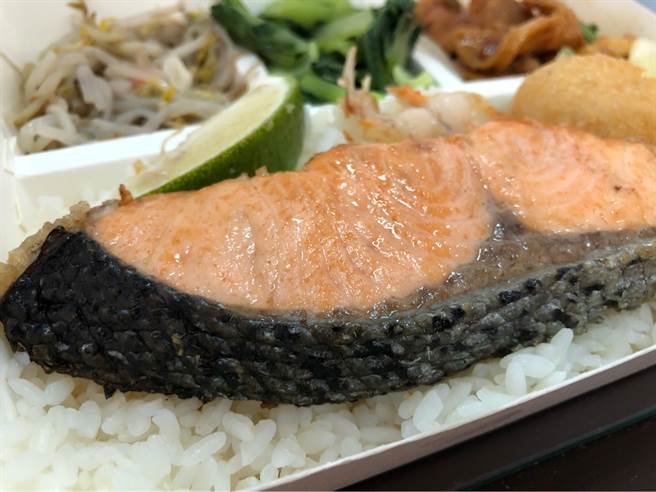 该鲑鱼便当内有标准4小菜1副主菜，主菜的鲑鱼更将底下的白饭接近盖满。网友分析行情至少130-150元(摘自PTT)
