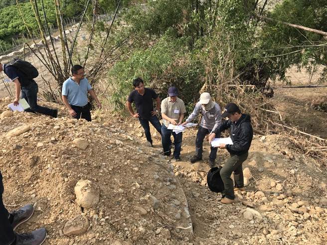 屏東縣枋寮鄉新開村光電開發工程，發現疑似日本時期的「石頭營」軍事遺跡，屏東縣政府請學者專家前往現勘。（屏東縣政府提供／潘建志屏東傳真）