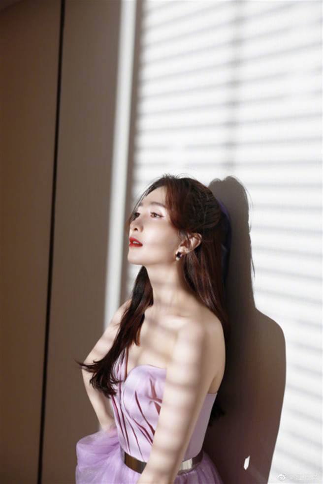 女星江疏影以一身温柔甜美的紫色闪钻抹胸纱裙造型出席活动。（图／摘自微博@江疏影）