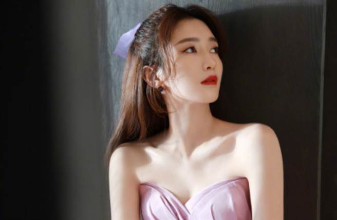 女星江疏影以一身温柔甜美的紫色闪钻抹胸纱裙造型出席活动。（图／摘自微博@江疏影）