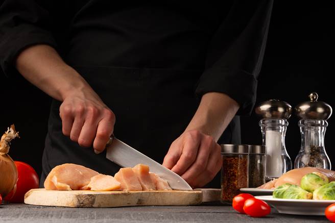 一位民眾在报纸上看到高雄一处民宅在应徵台菜专业厨师，每周只要煮5次晚餐，月薪高达5万元。（图／Shutterstock）