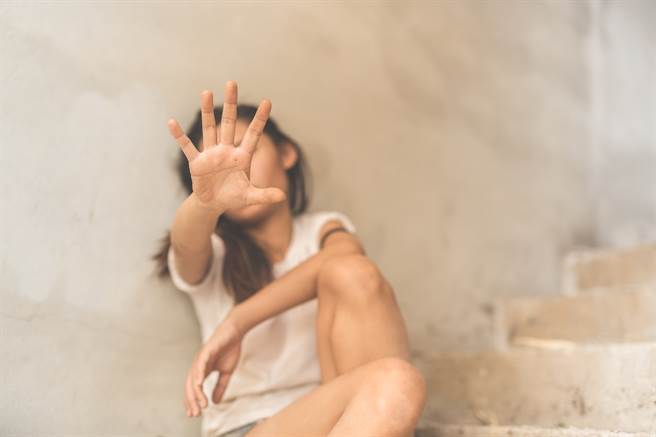 维多利亚侦破一起金髮辣妞(Victoria)长期遭自己妈妈凌虐社会案件。(示意图/达志影像)