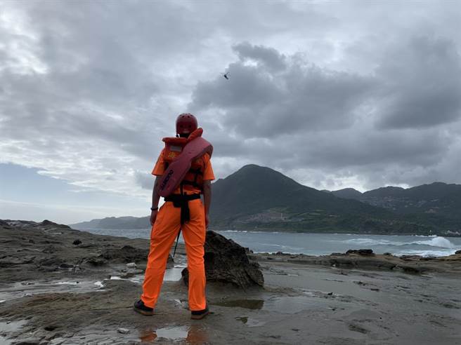 新北市瑞芳象鼻岩2钓客凌晨落海下落不明，直升机、巡防艇搜救仍未果。（翻摄照片／吴康玮新北传真）