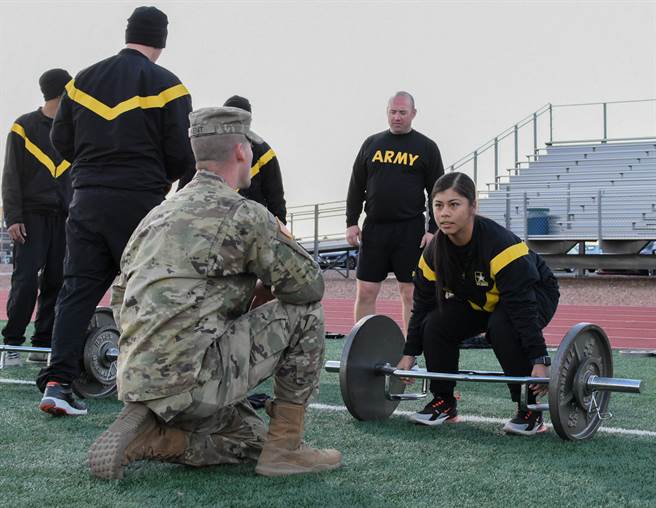 受疫情波及，美陆军宣布2021财年入伍士兵，其ACFT鑑测结果将不影响结训。图为美军实施硬举测验。(图/取自DVIDS)