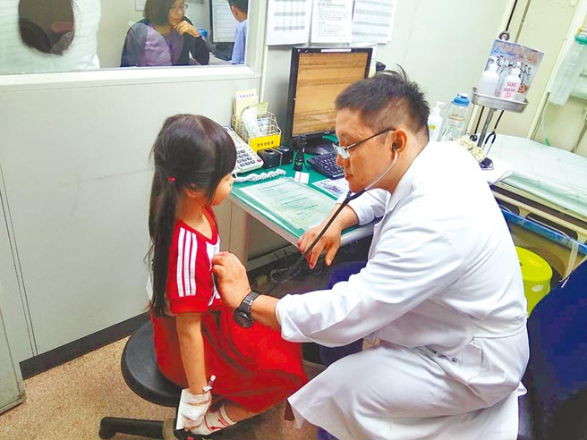 中山附医小儿急诊科主任谢宗学（右）7日在脸书表示，儿科病房出现新冠肺炎疫情爆发以来没有见过的占床率：100％。今年流感疫苗也出现抢打潮，飙出超高接种数。（冯惠宜摄）