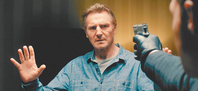 连恩尼逊在片中饰演海军陆战队退役的拆弹专家。（威视电影提供）