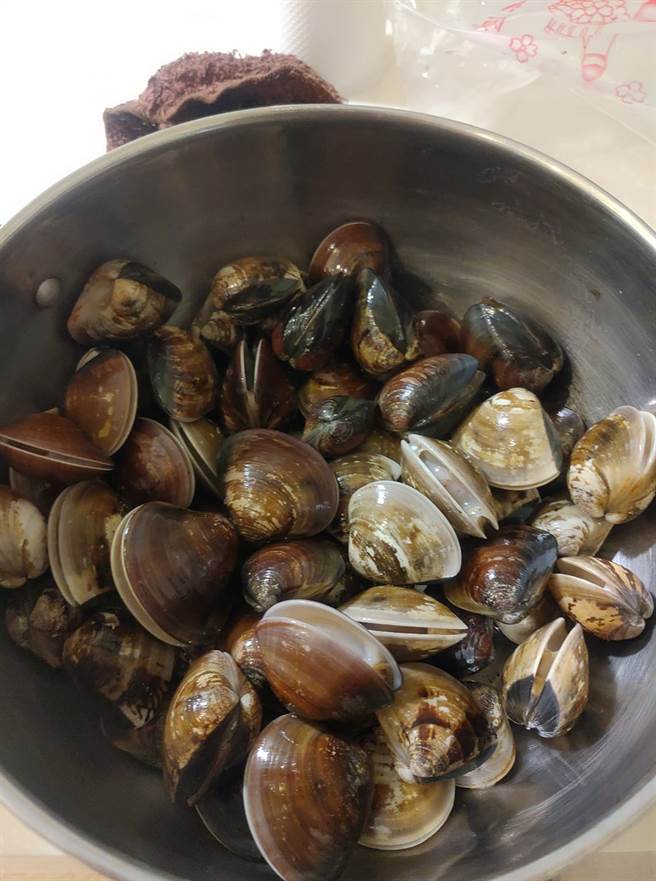 原PO不论怎么做蛤蜊都不吐沙，原来是自己把蛤蜊放冷冻库「冻死了」(图／Costco好市多 商品经验老实说)