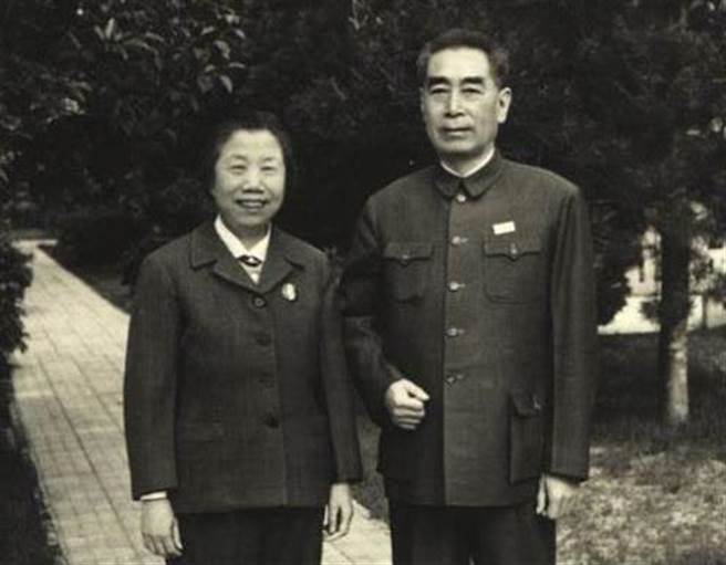 周恩来右手因骑马受伤后，因伤重且延误治疗造成长年功能障碍，右手肘弯曲无法伸直，拍照时右手都是弯着，后来竟成为其形象上的特徵。图为周恩来与其妻邓颖超。（图／网路）