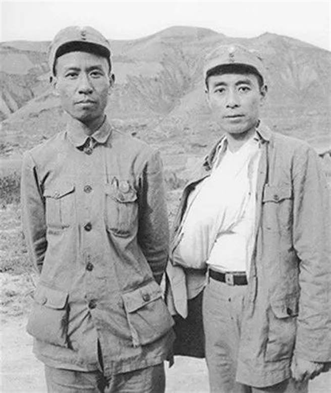 周恩来（右）因毛泽东妻子江青的关系而坠马，致右手受伤，经过包扎后与刘少奇（左）合影。（图／网路）