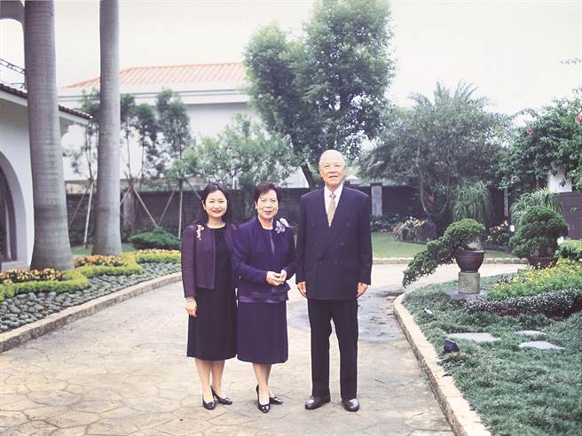 李静宜与李前总统(图/东美出版提供)