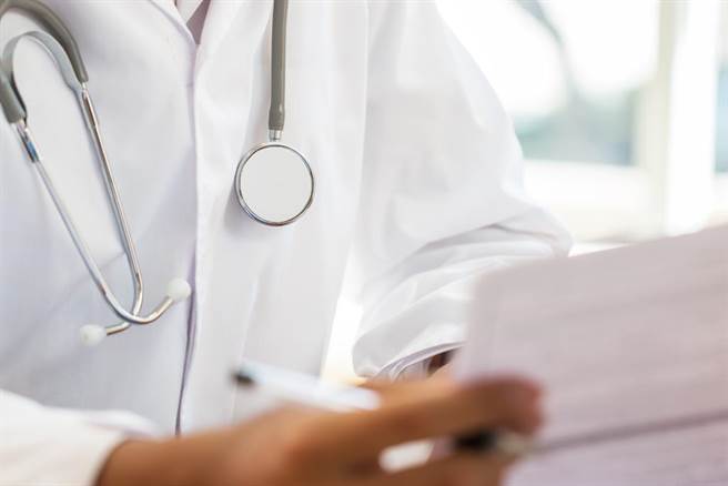 欧洲医师低薪台湾却很高？台医师爆气反轰：辛苦翻身还被酸（示意图／达志影像）