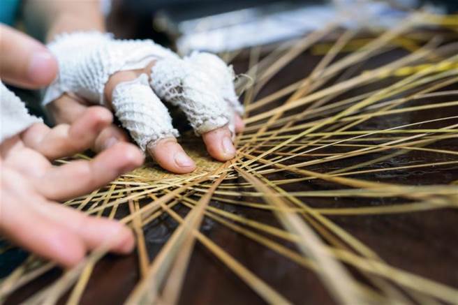 轻盈柔韧的竹篾交错编织，实用外兼具朴实亲民的美感。 (图/林旻萱)