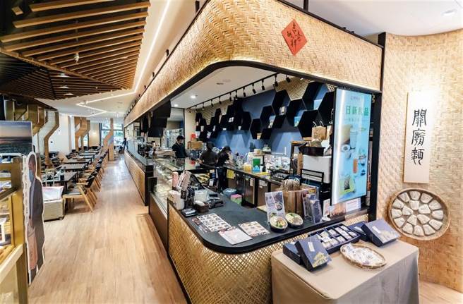 位于高铁台南站的「深缘及水」，店内以竹编作为装饰材，古朴又不失典雅，别具特色。(图/林旻萱)