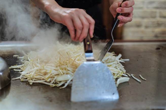 豆芽菜怎么料理才美味？老饕曝起锅1步骤：铁板烧等级（示意图／达志影像）