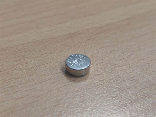 桃园市中坜区1名女童上月29日在幼儿园吃完午餐突然倒地，口鼻流血送医不治，法医相验在女童肚子找到1颗钮扣电池（示意图）。（赖佑维摄）