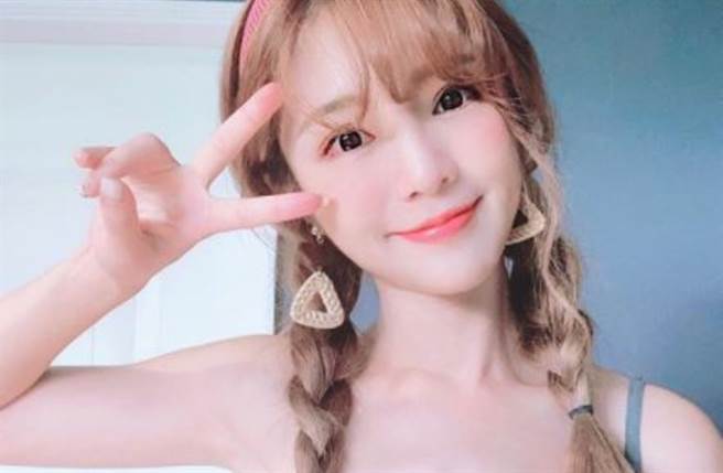 啦啦队女神倪暄近期加入女星李懿节目《懿想天开》中空泄美腰。（图／IG@eli_o528）