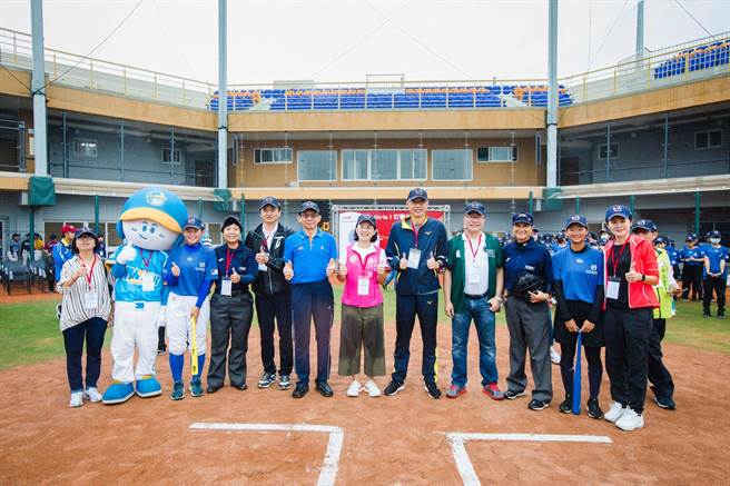 新北市政府與台灣運動好事協會聯合舉辨「新北女孩棒球體驗營」，75名少女一起下場打棒球。（蘇巧慧服務處提供／李俊淇新北傳真）