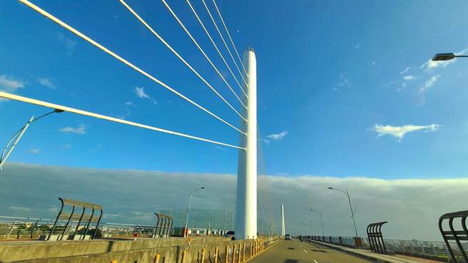 网友在竹北水利桥附近拍到的巨大云层。(图/普天元授权提供)