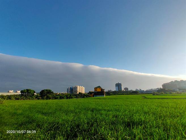 民眾在竹北拍摄的巨大云层看起来很像海啸。(图/郭秋丽授权提供)