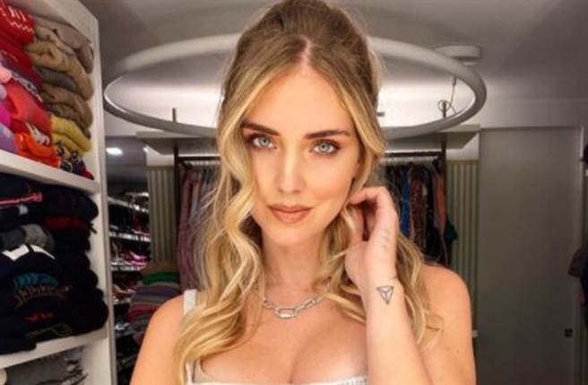 琪亚拉·法拉格尼（Chiara Ferragni）同框59岁辣妈「脱衣入镜」曝神冻龄美胸身材。（图／IG@chiaraferragni）