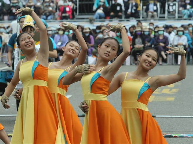 109年国庆大会10日举行，北一女乐、仪、旗队以「婆娑之洋 美丽之岛」为主题，展现出女性成长歷程，旗队用肢体展现青春与活力。（陈怡诚摄）