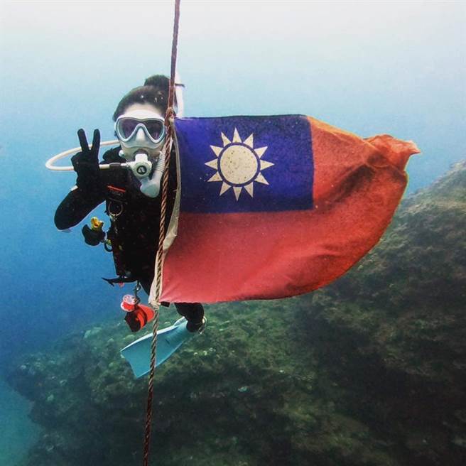 何庭欢在海水中庆祝国庆日。(图/翻摄自 何庭欢脸书)