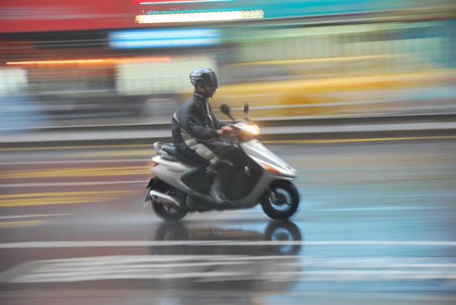 新北市一位高中生因长年无照骑机车，累积出近百万元的罚单未缴，还需强制上50次的交通安全讲习课，得偿还这些「债」，才能考取驾照。（示意图／Shutterstock）
