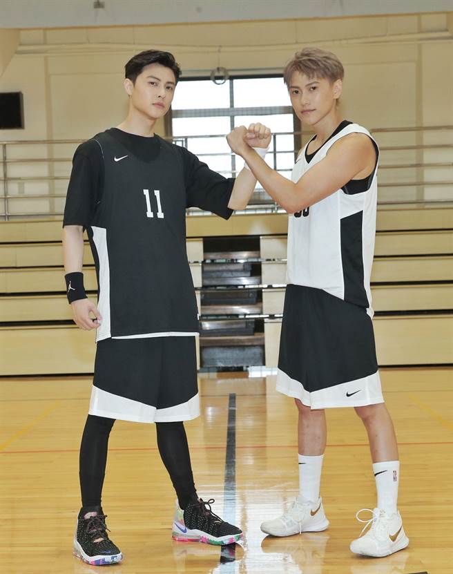 邱胜翊（王子）与弟弟邱宇辰10日举办「以爱之名-明星篮球公益赛」。（卢祎祺摄）