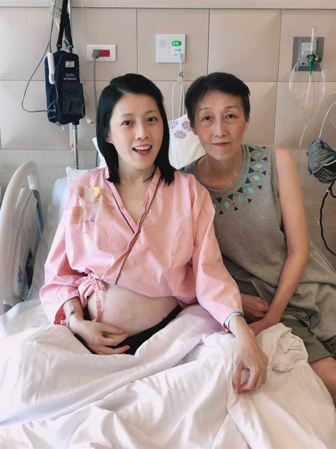 老公与妈妈在张琼方生产后都陪在一旁。