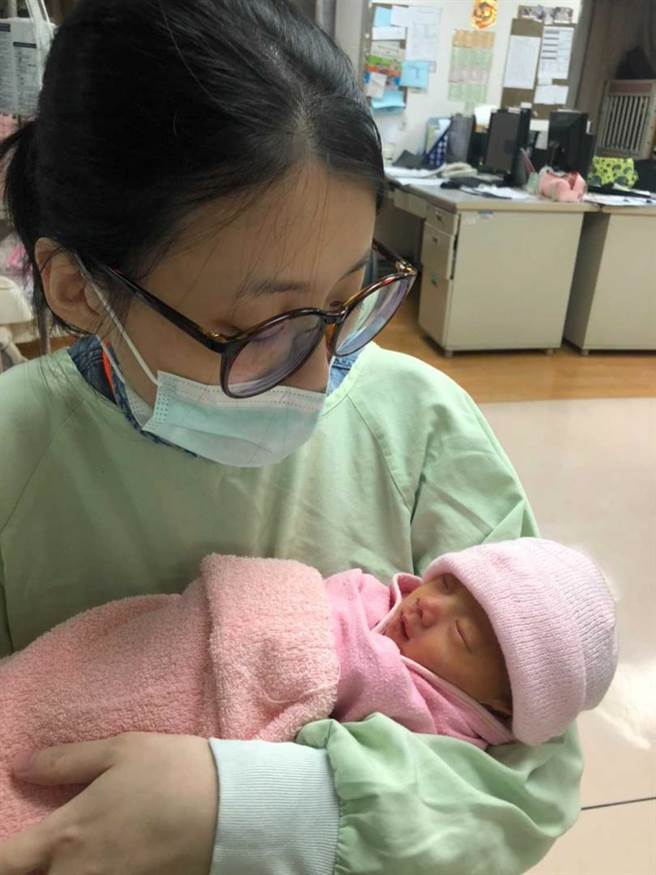 因为早产，张琼方第一时间只能短暂抱抱女儿。