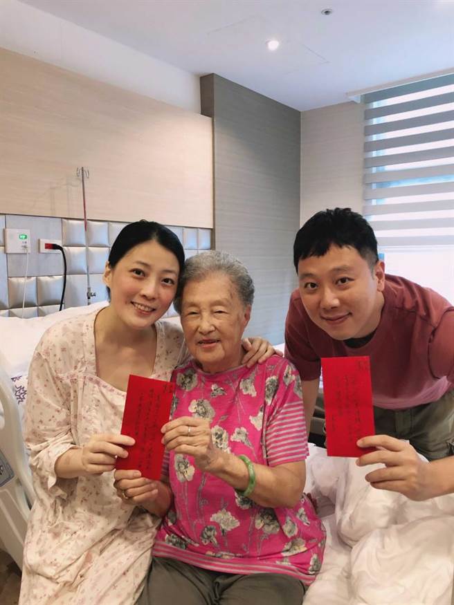 张琼方90多岁的外婆在她生完隔天特地来我探望，更送上红包。