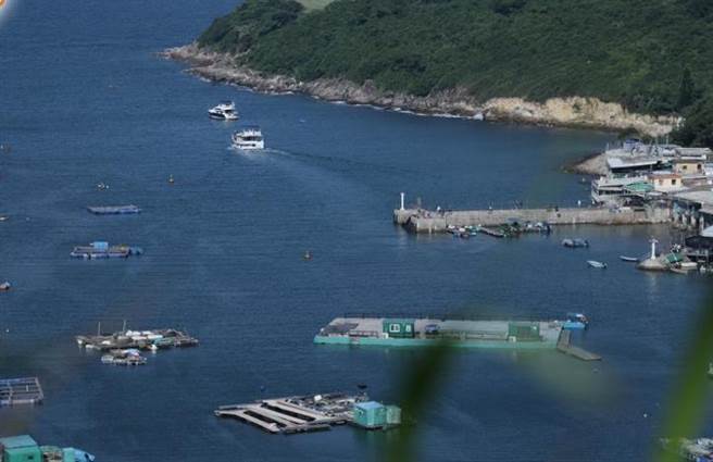 协助12名港人偷渡台湾的9名港嫌犯遭港警逮捕，港警公布资料称此9人当中有数人向12名偷渡客提供资金援助，甚至为他们购买价值数十万港元的快艇。（图／东网）