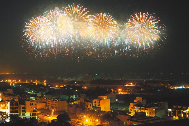 国庆焰火今晚在台南登场，施放发数从1万6882发加码到2万7354发，增加逾万发以低空焰火为主，绚烂精彩可期。（台南市政府提供／曹婷婷台南传真）