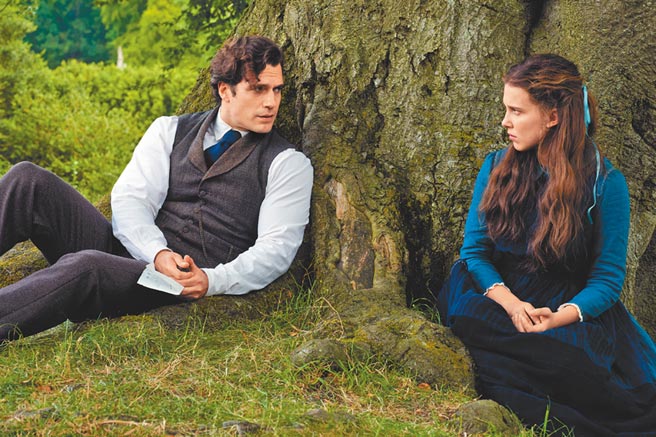 亨利卡维尔（左）饰演的神探夏洛克，对饰演妹妹的米莉芭比布朗颇为温柔。（Netflix提供）