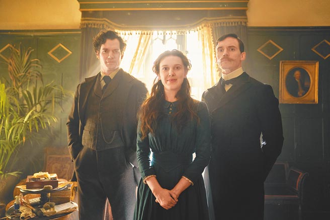 亨利卡维尔（左起）、米莉芭比布朗、山姆克莱弗林在《天才少女福尔摩斯》中分饰福尔摩斯三兄妹。（Netflix提供）
