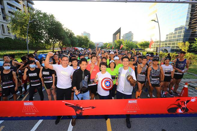 MARVEL RUN Taiwan漫威主題路跑，11日在台中市府前廣場率先開跑，市長盧秀燕到場鳴槍。（盧金足攝）