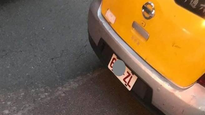 該名司機除了言語騷擾外，還超收車資、執照過期，相當惡劣。（圖／翻攝自爆料公社）