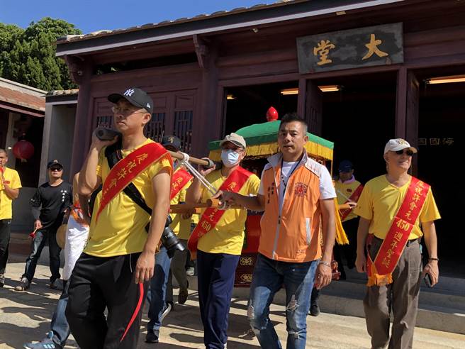 金门后湖「会元祖」许獬今天重返昔日读书的「丛青轩」（清金门总兵署），透过乩身传达内心无比的欣喜。（李金生摄）