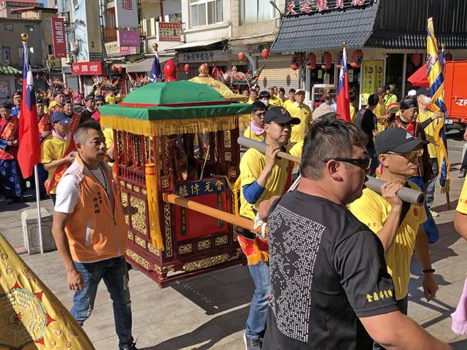 后湖族亲恭迎「会元祖」金身赴后浦许氏宗祠谒祖，并重返昔日读书的「丛青轩」（清金门总兵署）。（李金生摄）