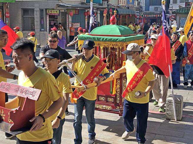 村内境主神明坐轿随行巡礼，沿途锣鼓喧天，鞭炮声此起彼落，汹涌人潮将老街渲染得热闹滚滚。（李金生摄）