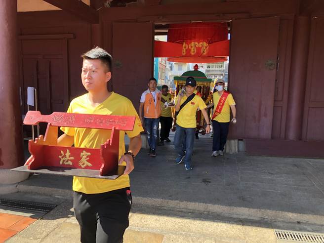 奉祀先贤许獬的会元纪念馆，内有难得一见的「家法」，专打不忠不仁不贞、不孝不义不节之人，今天也出巡彰显教化意义。（李金生摄）